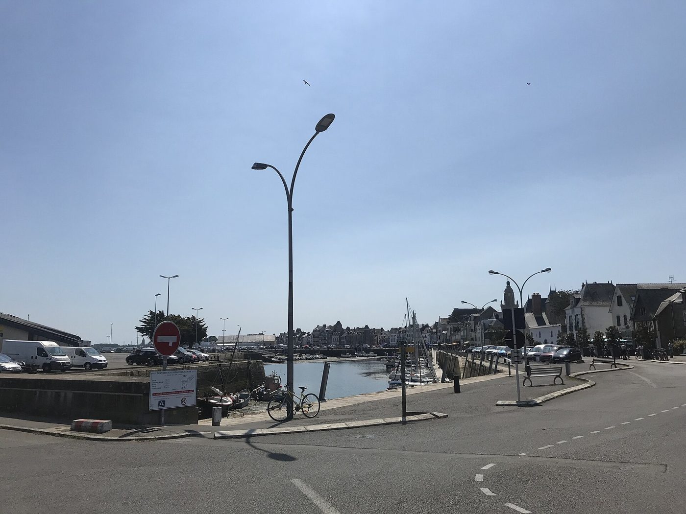 Le Croisic — Le quai du port du Croisic et ses façades d'armateurs en granit