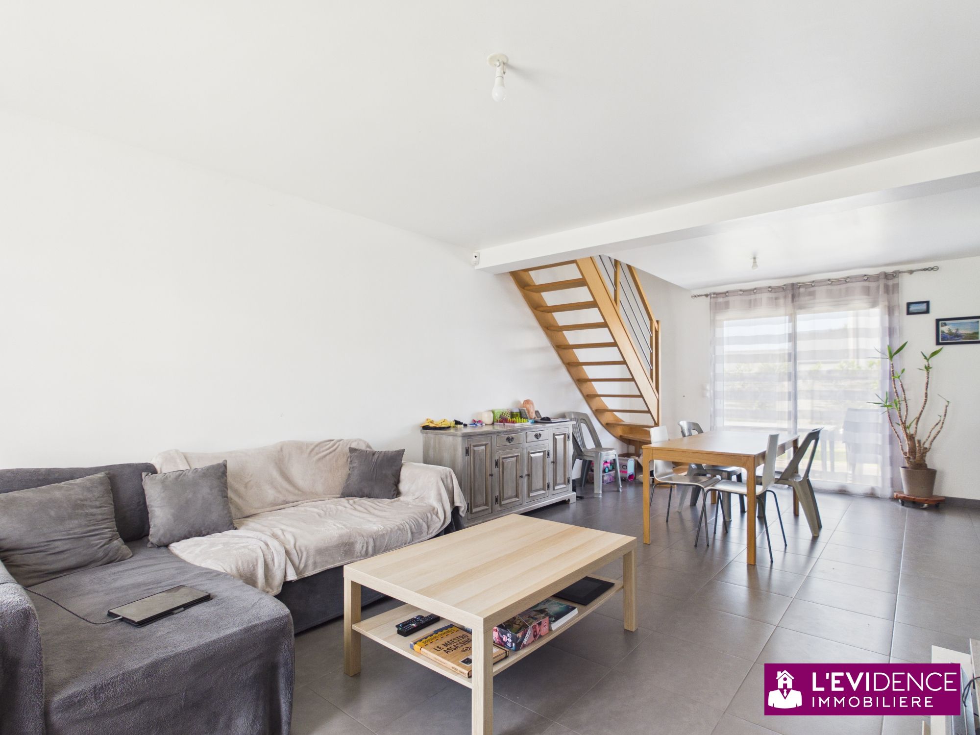 Exclusivité L'Évidence Immobilière : Maison familiale de 2016 avec 4 chambres, garage et jardin sans vis-à-vis.