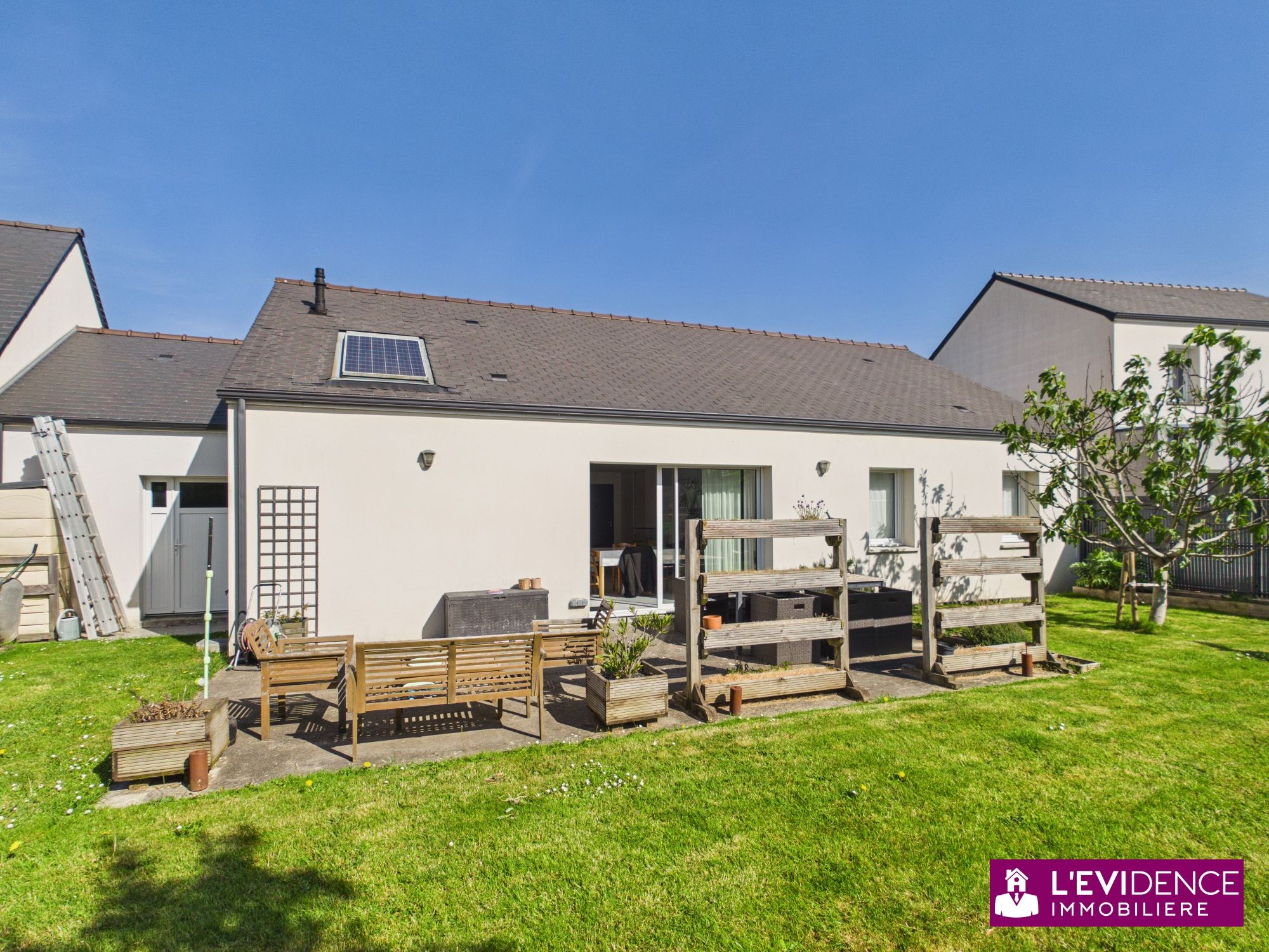 Exclusivité L'Évidence Immobilière : Maison de plain-pied de 2016 avec 4 chambres, garage, terrasse et jardin sans vis-à-vis.