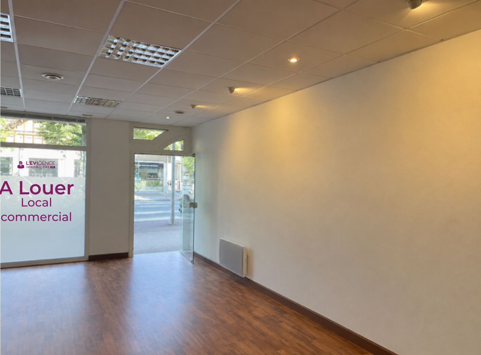 A louer, à La Baule,1400 euros/mois, local commercial de 48m2 dans une rue très commerçante.